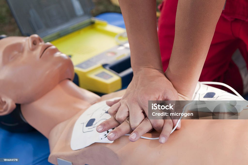 Desfibrilador CPR práctica - Foto de stock de Reanimación cardiopulmonar libre de derechos