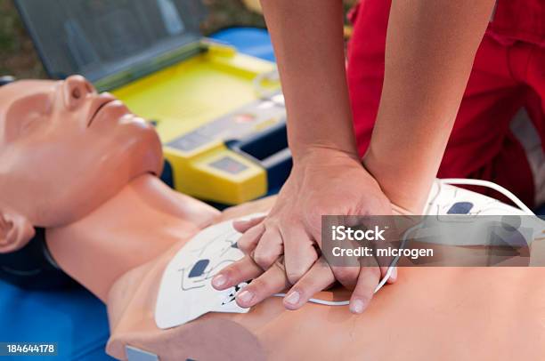 Desfibrilador Cpr Práctica Foto de stock y más banco de imágenes de Reanimación cardiopulmonar - Reanimación cardiopulmonar, Primeros auxilios, Botiquín de primeros auxilios