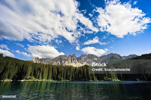 Photo libre de droit de Karersee Carezza Lac Latemar Dolomites banque d'images et plus d'images libres de droit de Alpes européennes - Alpes européennes, Beauté de la nature, Bois