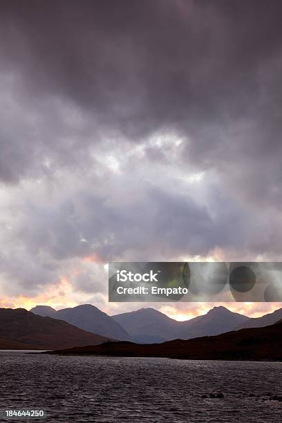 Sonnenuntergang Am See Loch Arklet Stockfoto und mehr Bilder von Abenddämmerung - Abenddämmerung, Berg, Dramatischer Himmel