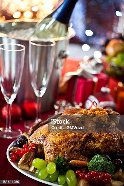 休日の夕食にスタッフドターキーとサイドのお料理 - クリスマスのストックフォトや画像を多数ご用意 - クリスマス, ローストターキー, お祝い