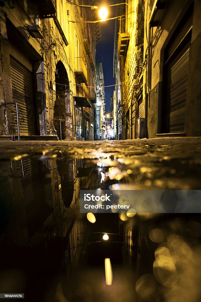 Backstreet riflessioni. - Foto stock royalty-free di Napoli