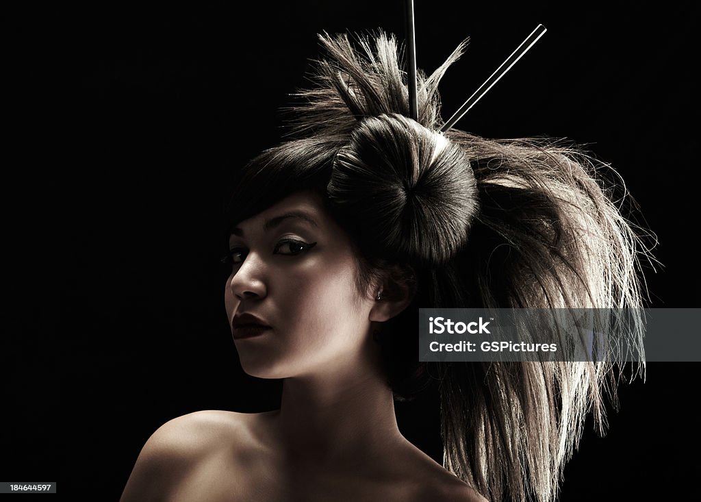 Linda Gueixa com dramática Estilo de cabelo em fundo preto - Royalty-free 20-29 Anos Foto de stock
