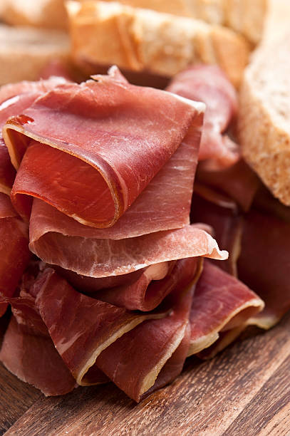 italiano prosciutto conciato - prosciutto crudo foto e immagini stock