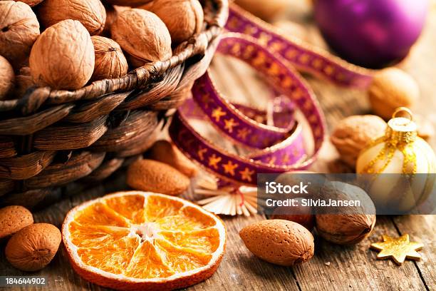 호두를 말린 과일 건강한 겨울맞이 스낵임을 오렌지-감귤류 과일에 대한 스톡 사진 및 기타 이미지 - 오렌지-감귤류 과일, 주황색, 크리스마스 장식품