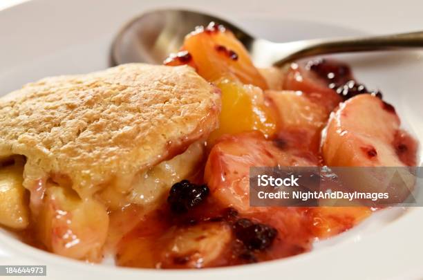 Berry Dolce Alla Frutta - Fotografie stock e altre immagini di Pesca - Frutta - Pesca - Frutta, Mora nera, Torta ripiena di frutta