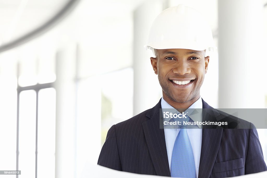 Hombre de negocios en un casco duro - Foto de stock de Afrodescendiente libre de derechos