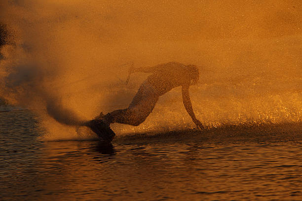 wakeboarder lâminas como a silhueta. - waterskiing motorboating skiing water imagens e fotografias de stock
