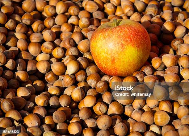 Photo libre de droit de Pomme Avec Cobnuts banque d'images et plus d'images libres de droit de Aliment - Aliment, Aliment cru, Aliments et boissons