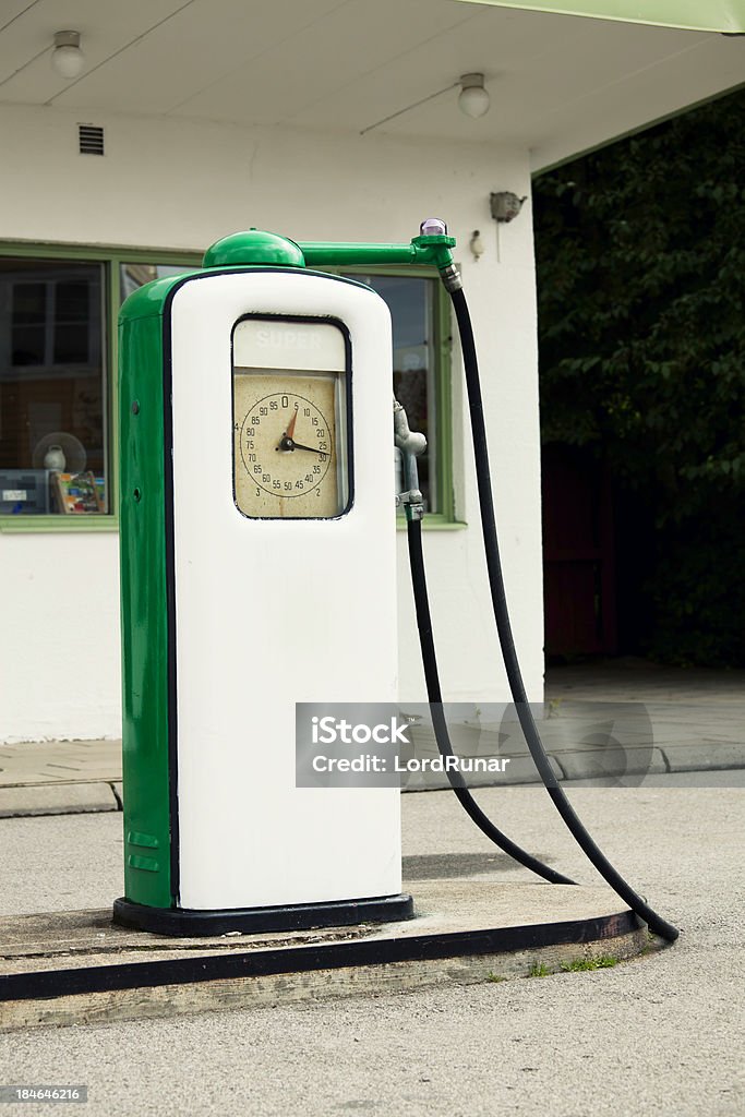 Vecchia stazione di gas - Foto stock royalty-free di 1950-1959