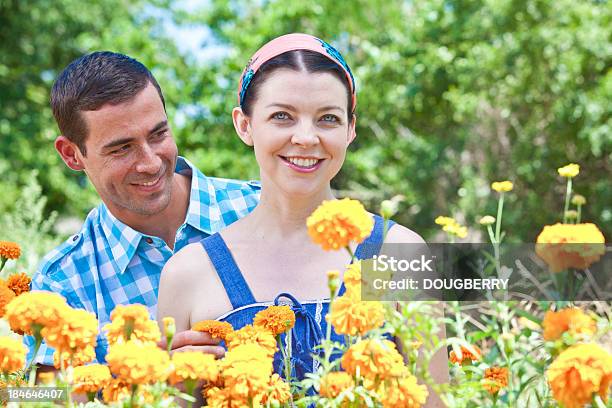 Giovane Coppia Nel Giardino - Fotografie stock e altre immagini di 25-29 anni - 25-29 anni, Adulto, Ambientazione esterna