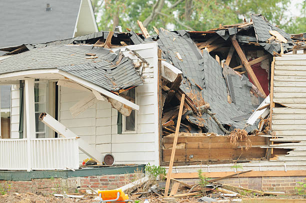 casa damged de tornado - storm damage - fotografias e filmes do acervo