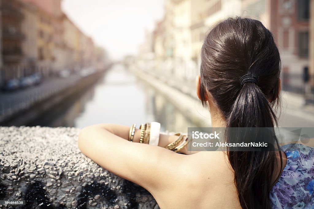 Junge Frau Genießen Sie den Blick - Lizenzfrei Aussicht genießen Stock-Foto