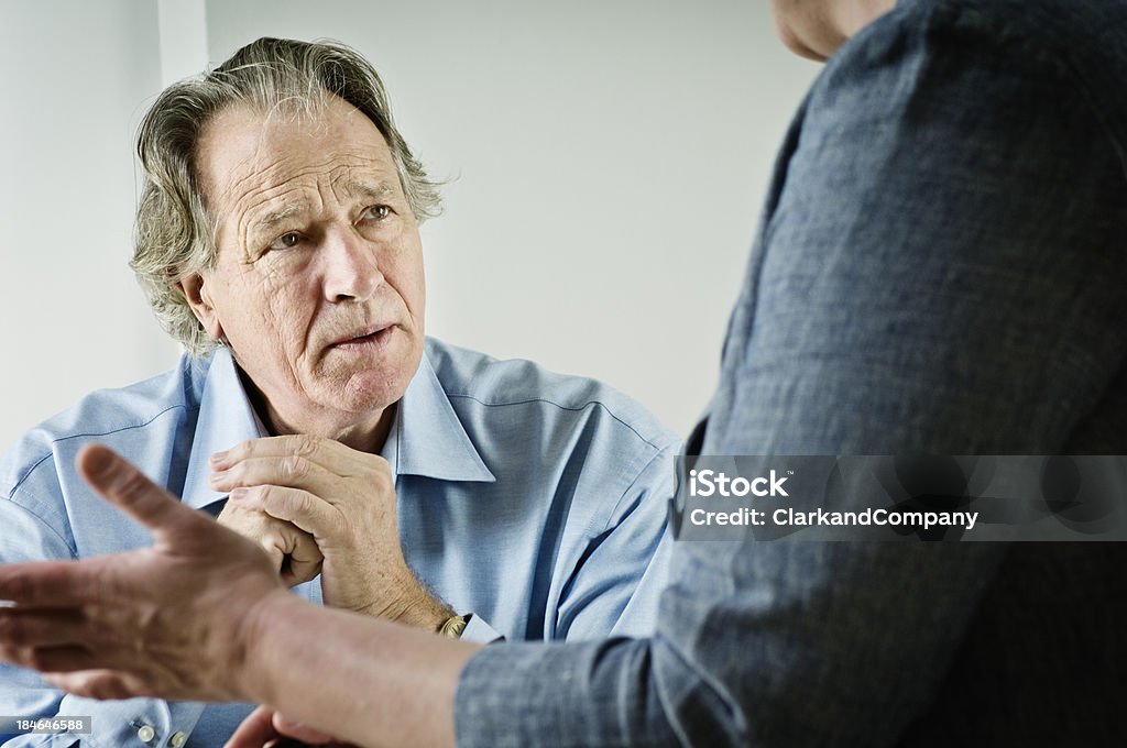 Ältere männliche sprechen auf ein Ratgeber - Lizenzfrei Anleitung - Konzepte Stock-Foto