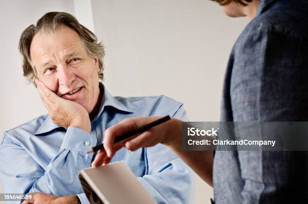 Maschio Caucasico Maturo Parlando A Un Counsellor - Fotografie stock e altre immagini di Due persone - Due persone, Adulto, Adulto in età matura