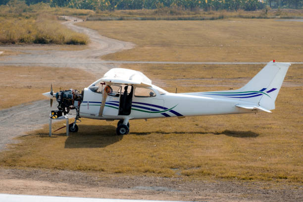 mały samolot śmigłowy na pokazach lotniczych. selektywna ostrość - airplane piloting individuality runway zdjęcia i obrazy z banku zdjęć