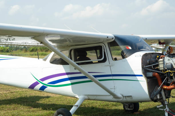 에어쇼에서 작은 프로펠러 비행기. 선택적 초점 - airplane piloting individuality runway 뉴스 사진 이미지