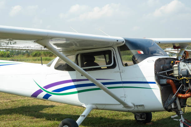 mały samolot śmigłowy na pokazach lotniczych. selektywna ostrość - airplane piloting individuality runway zdjęcia i obrazy z banku zdjęć