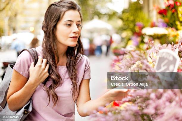 市場で花を買う若い女性 - 25-29歳のストックフォトや画像を多数ご用意 - 25-29歳, アウトフォーカス, カジュアルウェア