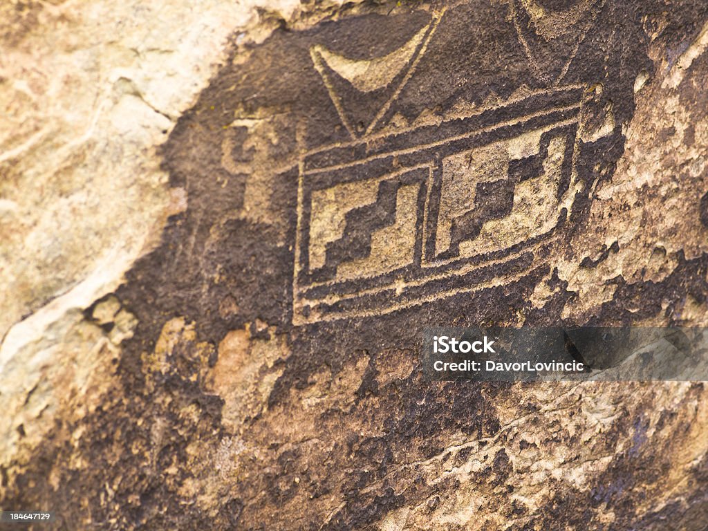 old et de l'historique ville de pueblo des pétroglyphes - Photo de Arizona libre de droits