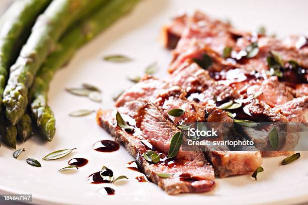 Scheiben Steak Mit Spargel Stockfoto und mehr Bilder von Am Spieß gebraten - Am Spieß gebraten, Balsamico, Bratengericht