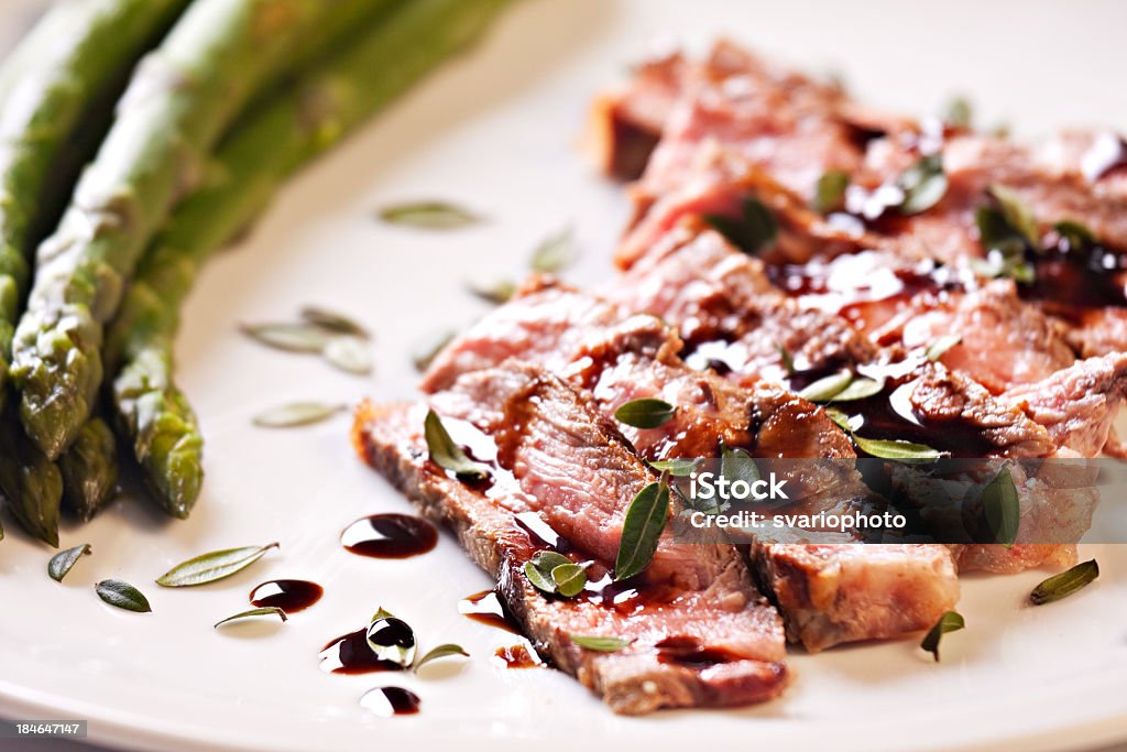 Tranches de steak avec asperges - Photo de Aliment libre de droits