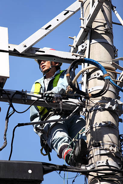 istock Electrician on an electricity pylon 184647199