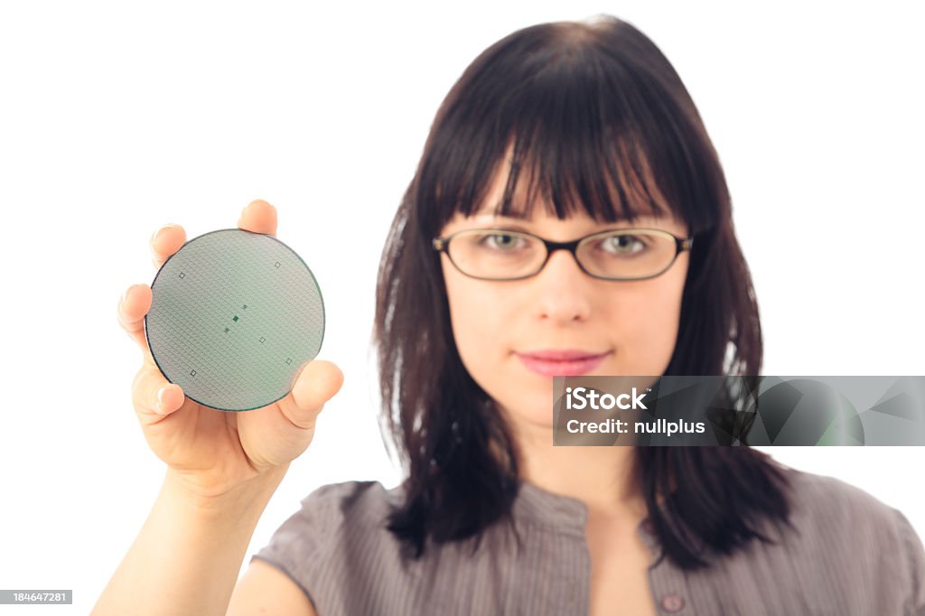 Mujer joven con semiconductor de oblea - Foto de stock de Mujeres libre de derechos