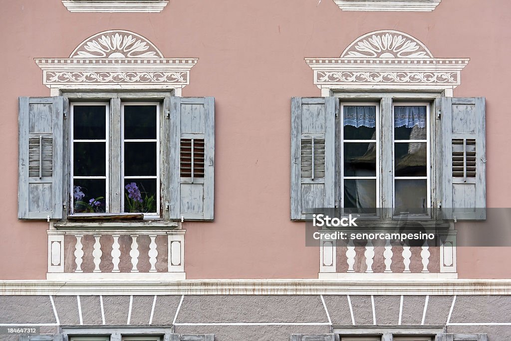 Due finestre - Foto stock royalty-free di Decorazione festiva