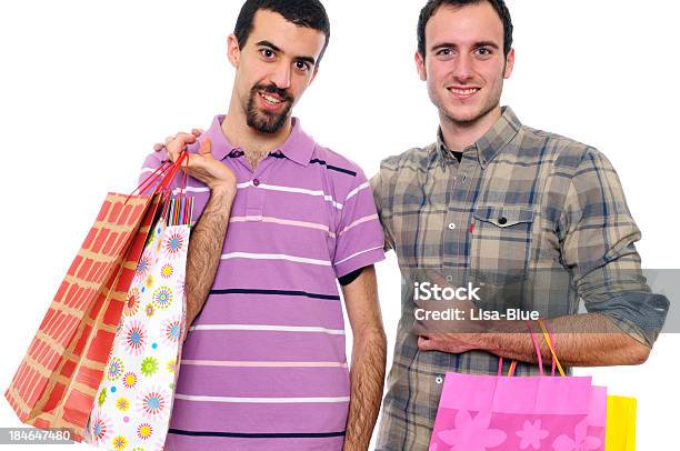 Gay Homens Segurando Sacos De Compras - Fotografias de stock e mais imagens de 20-24 Anos - 20-24 Anos, 25-29 Anos, Abraçar
