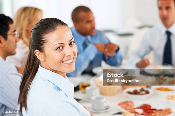 Businesspeople Posiadające Przerwa Na Lunch - zdjęcia stockowe i więcej obrazów Biuro - Biuro, Lunch biznesowy, Śniadanie