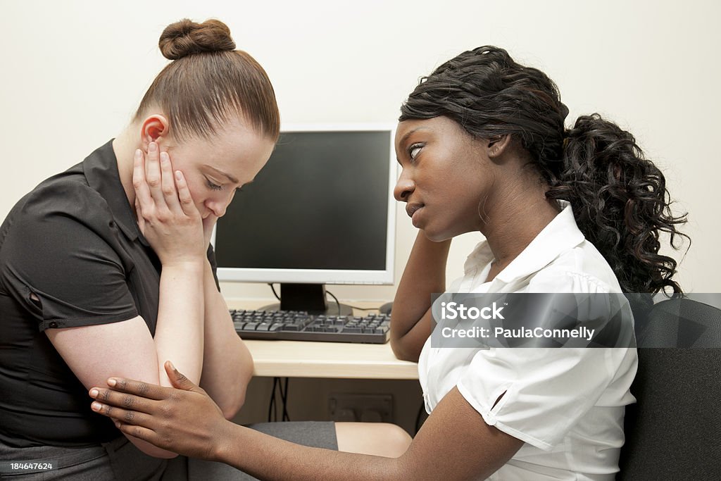 Komfortable einem Kollegen - Lizenzfrei Arbeiten Stock-Foto