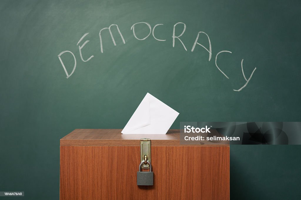 投票箱に緑色、黒板に書かれた単語の民主主義 - 投票箱のロイヤリティフリーストックフォト