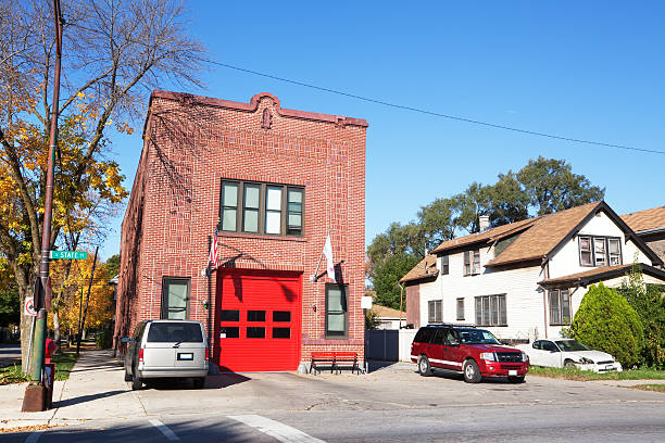 departamento de bomberos de la ciudad de chicago firehouse en west pullman - american flag architectural feature architecture chicago fotografías e imágenes de stock