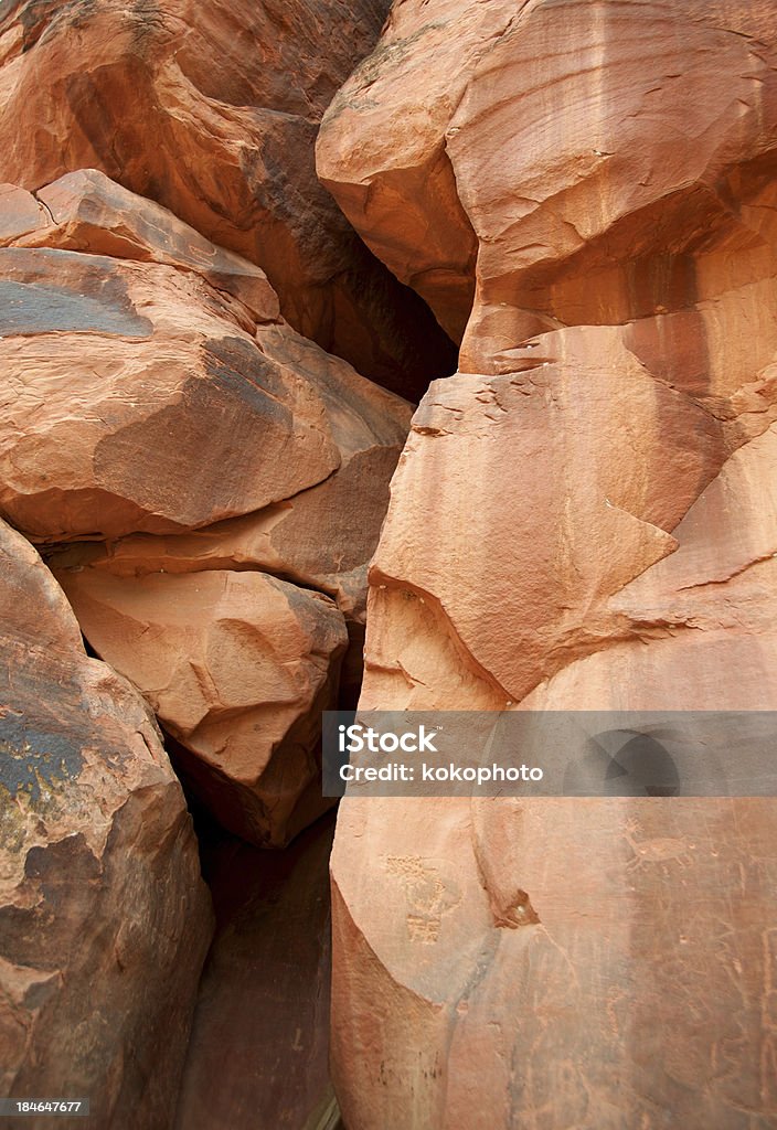 Abstrait rouge Formations rocheuses avec de subtils Petroglyph Art - Photo de Abstrait libre de droits