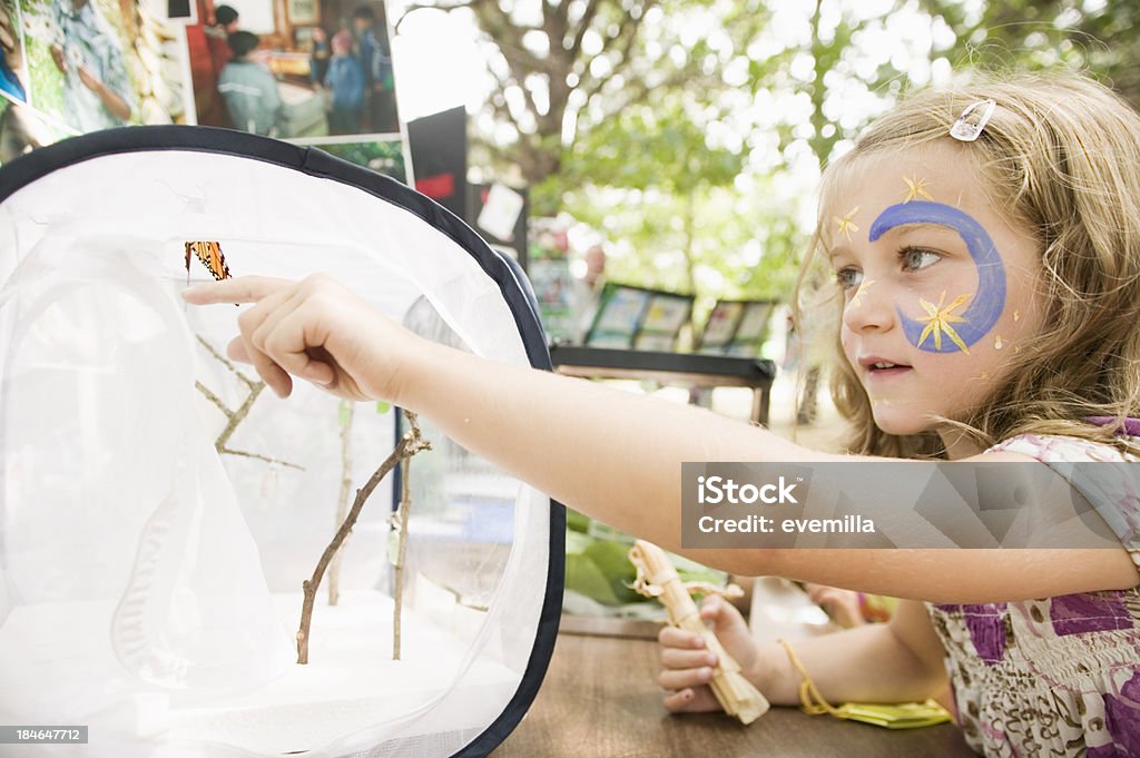 Девушка с бабочка монарх - Стоковые фото 6-7 лет роялти-фри