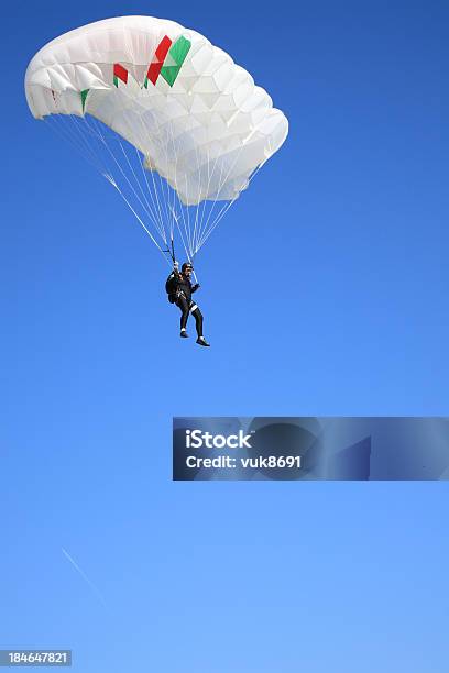 Photo libre de droit de Parachutist Dans Lair banque d'images et plus d'images libres de droit de Activité - Activité, Activité de loisirs, Adulte