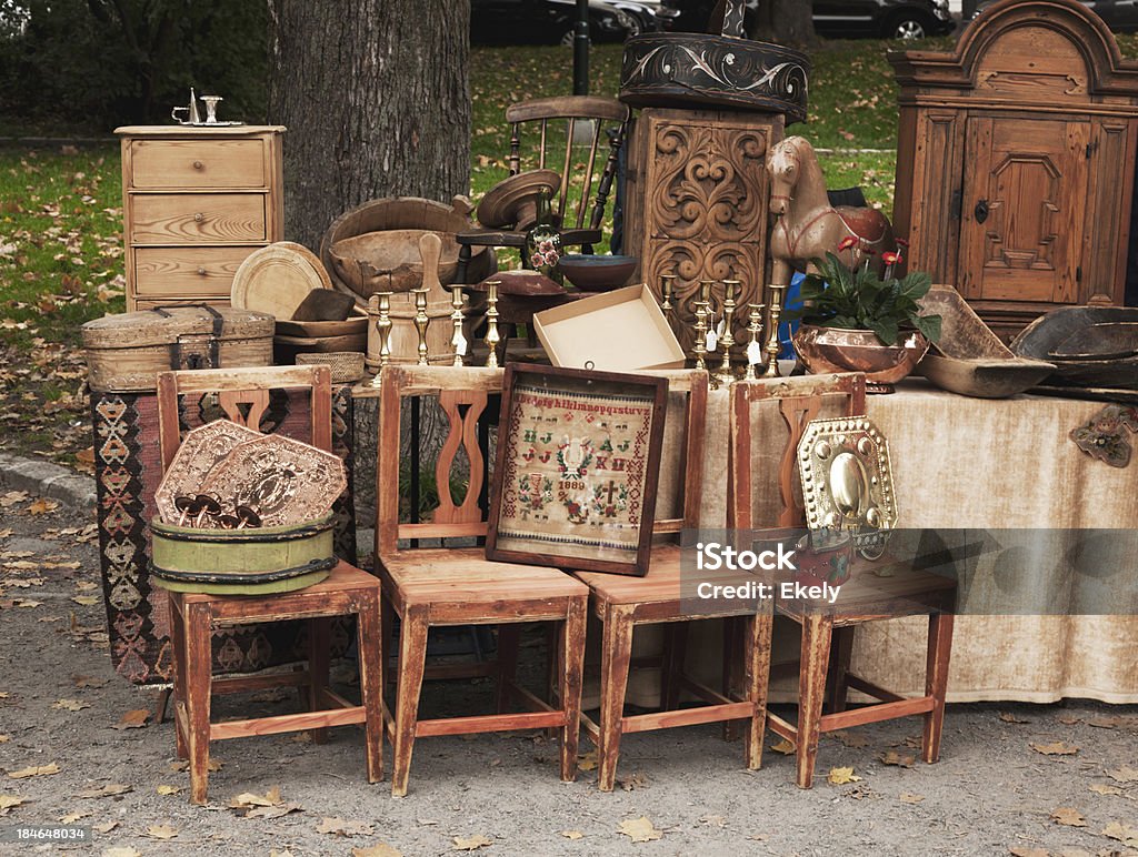 Tenez-vous debout à un marché en plein air avec mobilier en bois antique. - Photo de Marché aux puces libre de droits