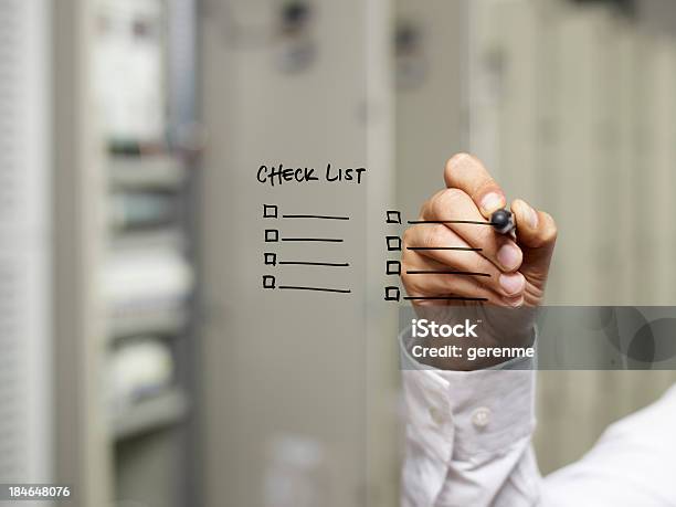 Empresario Escribir Lista De Verificación Foto de stock y más banco de imágenes de Lista de chequeo - Lista de chequeo, Estrategia, Recordatorio