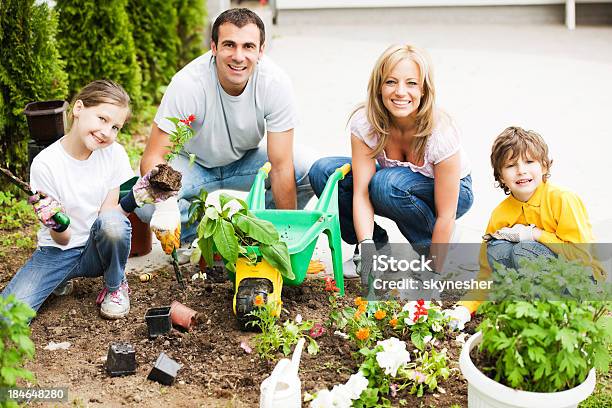 Hermosa Familia Disfrutando En El Jardín De Trabajo Foto de stock y más banco de imágenes de Diversión