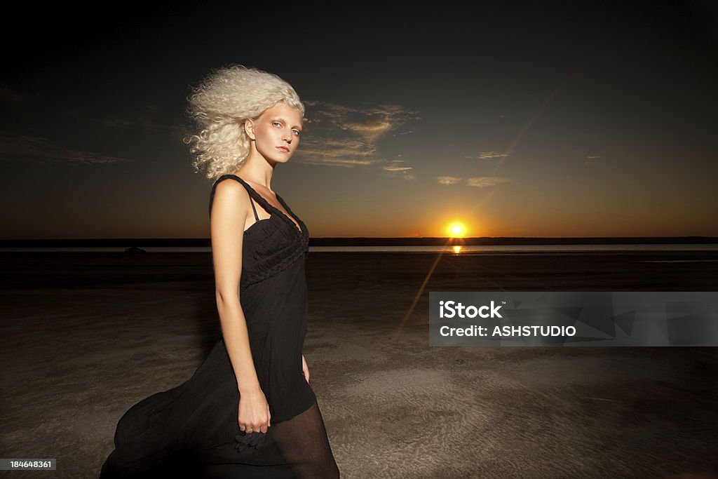 Молодая женщина на природе - Стоковые фото Безрукавка - Одежда роялти-фри
