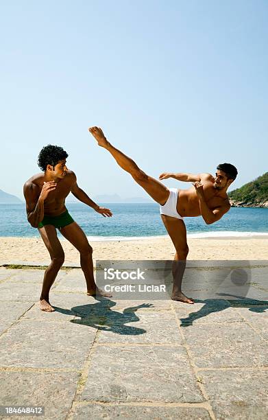 Capoeira Stockfoto und mehr Bilder von Aktiver Lebensstil - Aktiver Lebensstil, Badeshorts, Berg