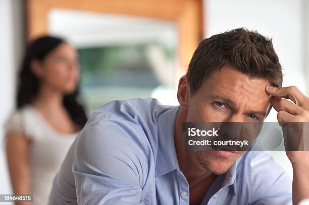 Indisposição Homem Olhando Para A Câmara - Fotografias de stock e mais imagens de Homens - Homens, Irritação, Casal