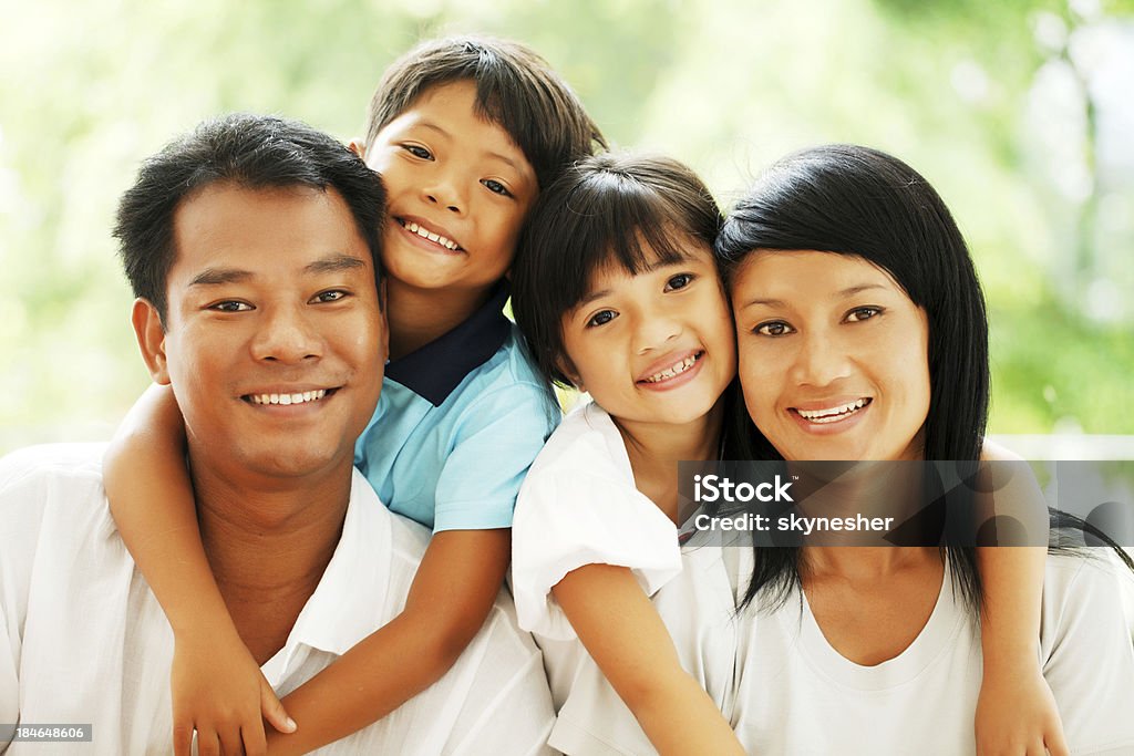 Retrato de una hermosa Thai familia. - Foto de stock de Familia libre de derechos