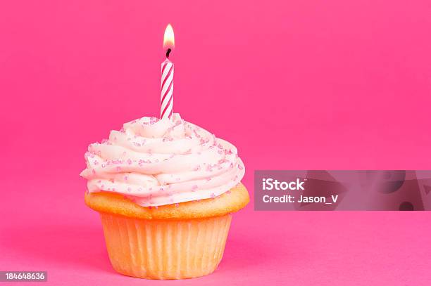 Photo libre de droit de Cupcake Sur Fond Rose banque d'images et plus d'images libres de droit de Bougie - Bougie, Gâteau d'anniversaire, Rose