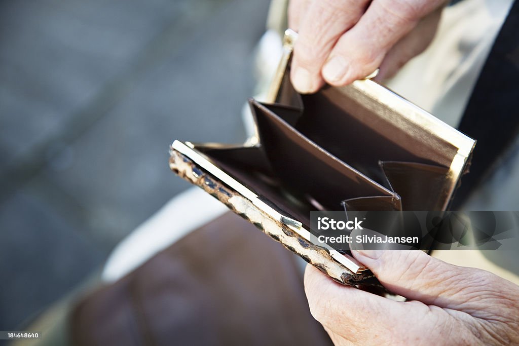 Bolso de Mano agarrando antiguo senior - Foto de stock de Tercera edad libre de derechos