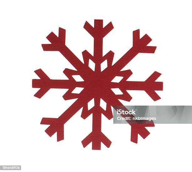 Rosso In Legno Dipinto Di Fiocchi Di Neve Su Sfondo Bianco - Fotografie stock e altre immagini di Legno