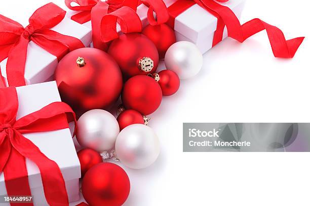 Foto de Presentes De Natal e mais fotos de stock de Bola de Árvore de Natal - Bola de Árvore de Natal, Branco, Caixa - Recipiente