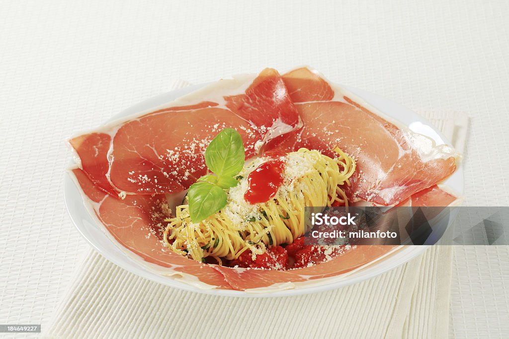 Prosciutto crudo con spaghetti - Foto stock royalty-free di Alimentazione sana