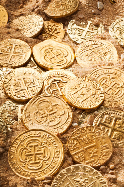 Gold Doubloons in sabbia - foto stock